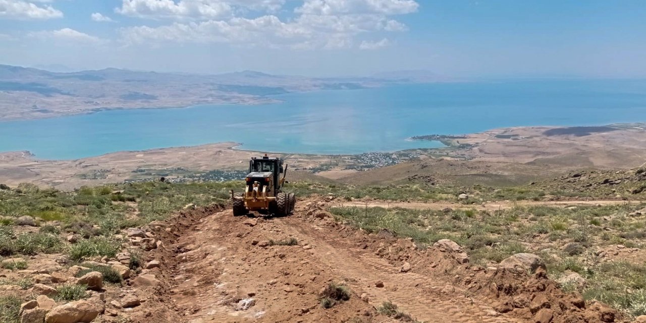 Van Büyükşehir Belediyesi yol çalışmalarını sürdürüyor