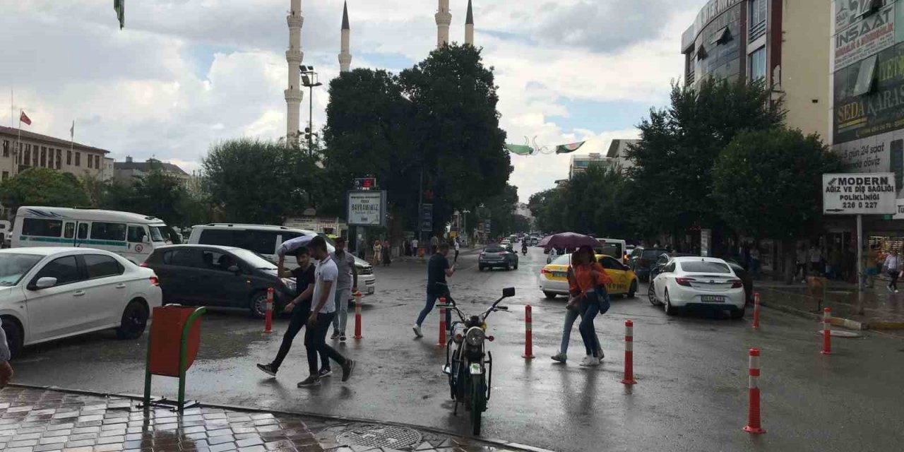 Kavurucu sıcakların hakim olduğu Iğdır’da yağmur yağdı