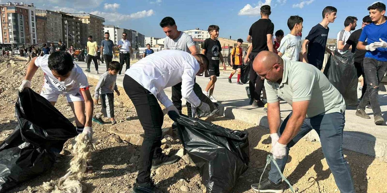 Yüksekovalı 200 sporcu çevre temizliği yaptı