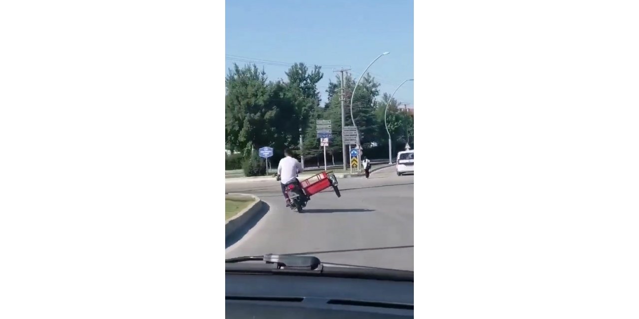 Elazığ’da sepetli motosikletin tehlikeli yolculuğu kameraya yansıdı