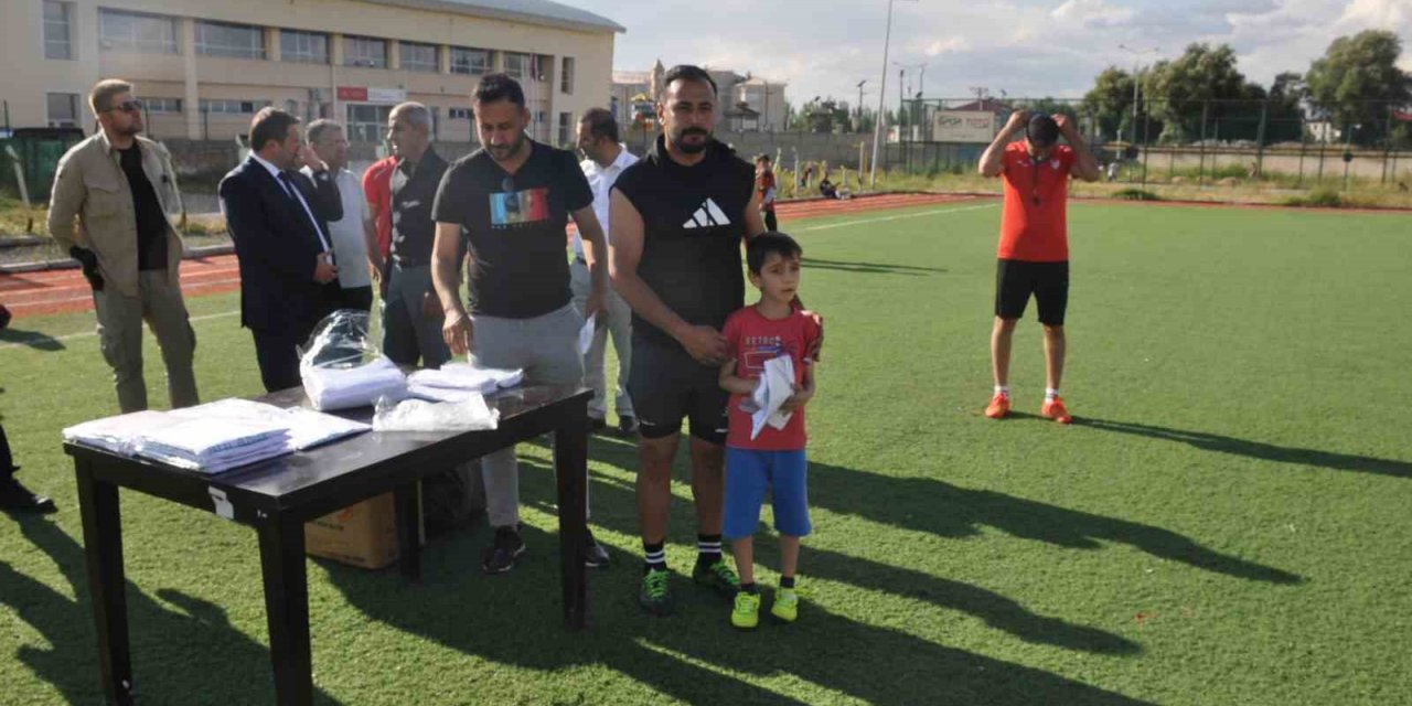 Kaymakam Ocak’tan kurslara katılan çocuklara forma