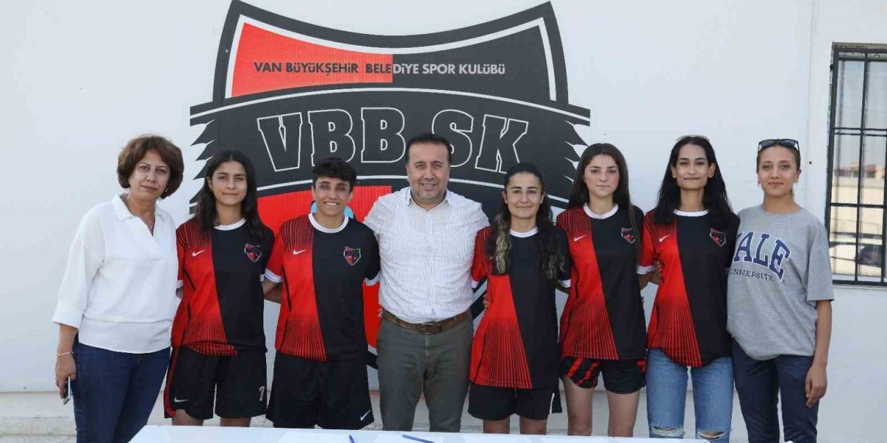 Van Büyükşehir Belediyespor Kadın Futbol Takımında toplu imza töreni