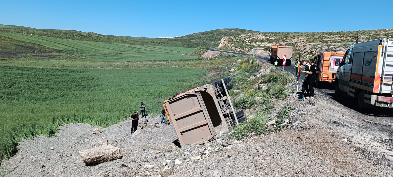 Kars’ta hafriyat yüklü kamyon devrildi, sürücü öldü