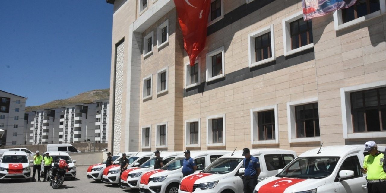 Bitlis Emniyet Müdürlüğüne 20 araç bağışlandı