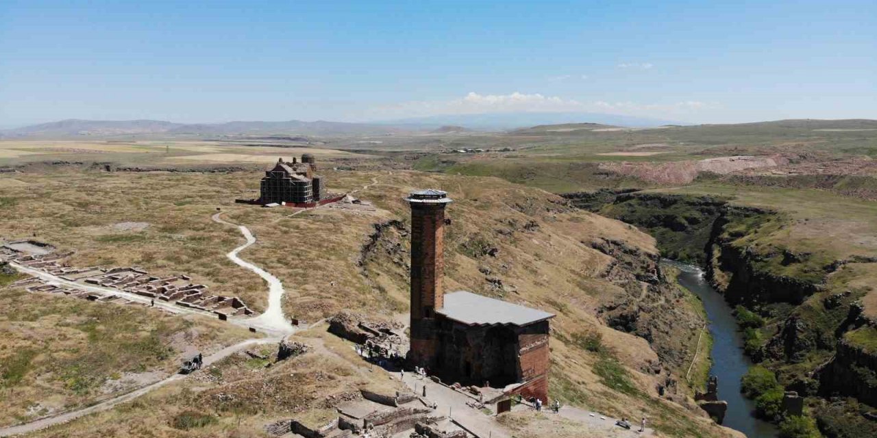 Kars’ta, “40 kapılı şehir” yoğun ilgi görüyor