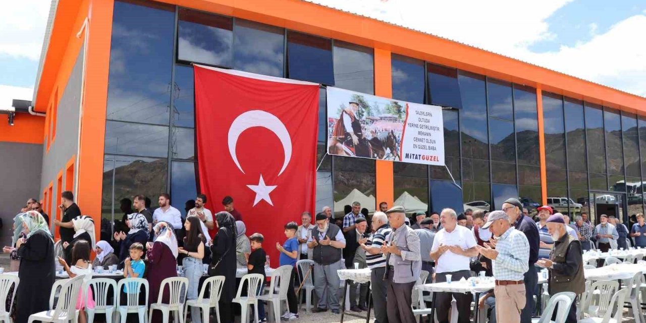 Güzel kardeşler babaları için mevlit okuttu