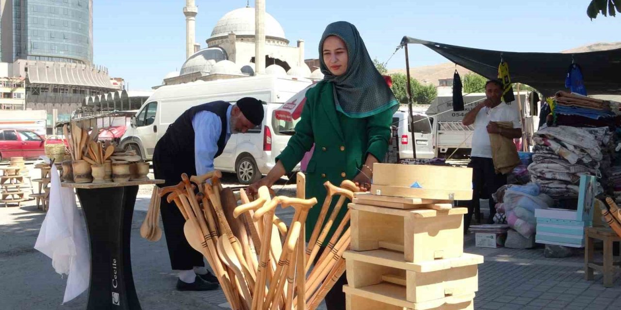 162 gündür yıkılan iş yerinin bulunduğu yerde satış yapıyor