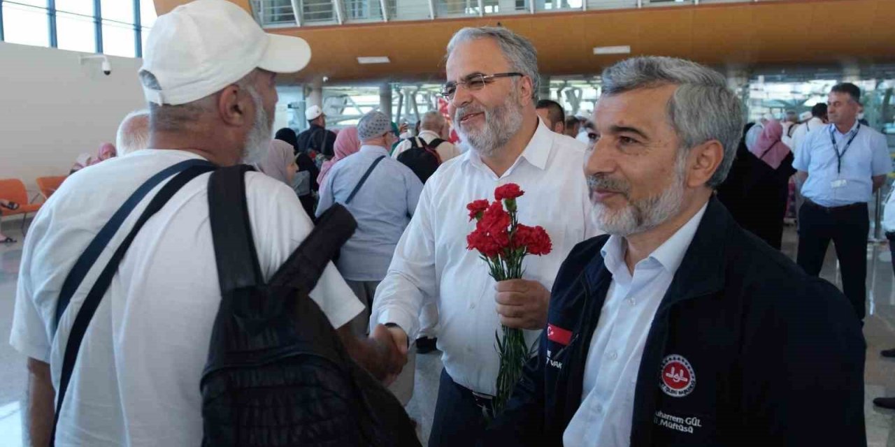 Erzincanlı hacılar havalimanında güllerle karşılandı