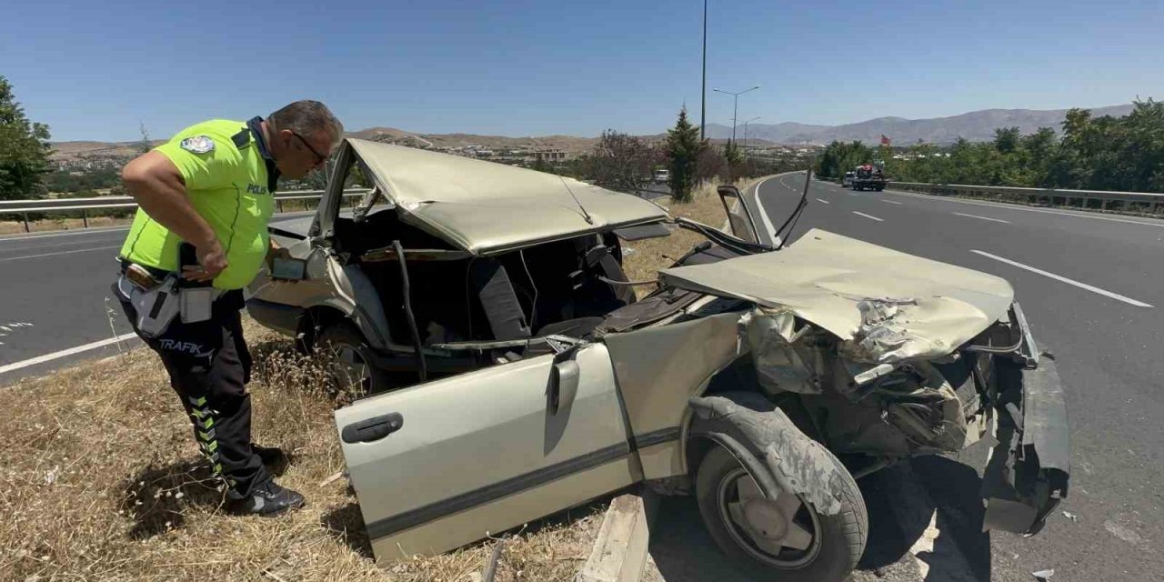 Çekiciye çarpan otomobil hurdaya döndü: 1 yaralı