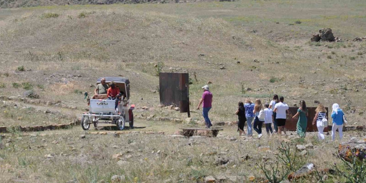 Ani’yi turistler elektrikli faytonla geziyor