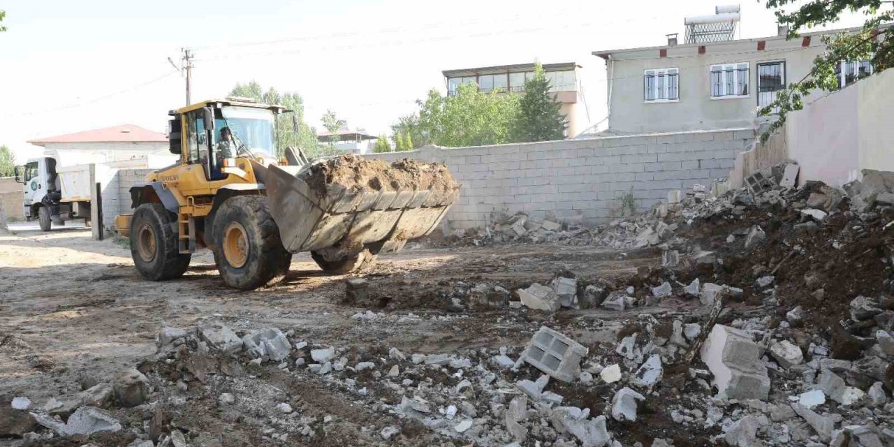 İpekyolu’nda metruk yapıların yıkımı devam ediyor