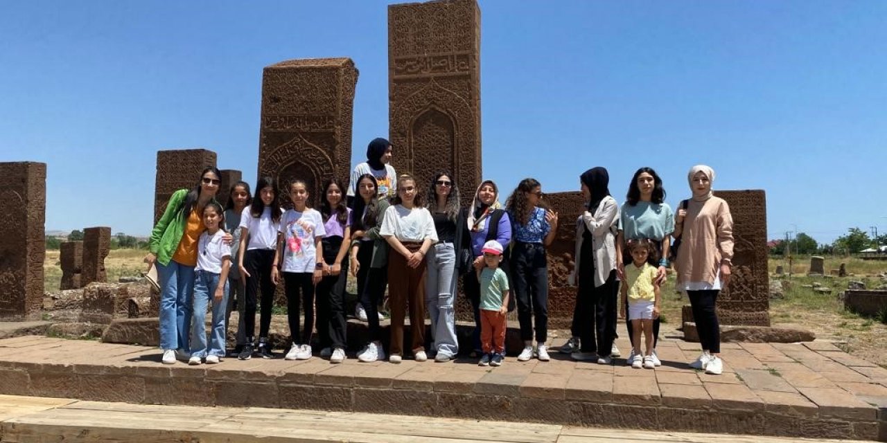 Kursiyerler tarihi mekanları gezdi