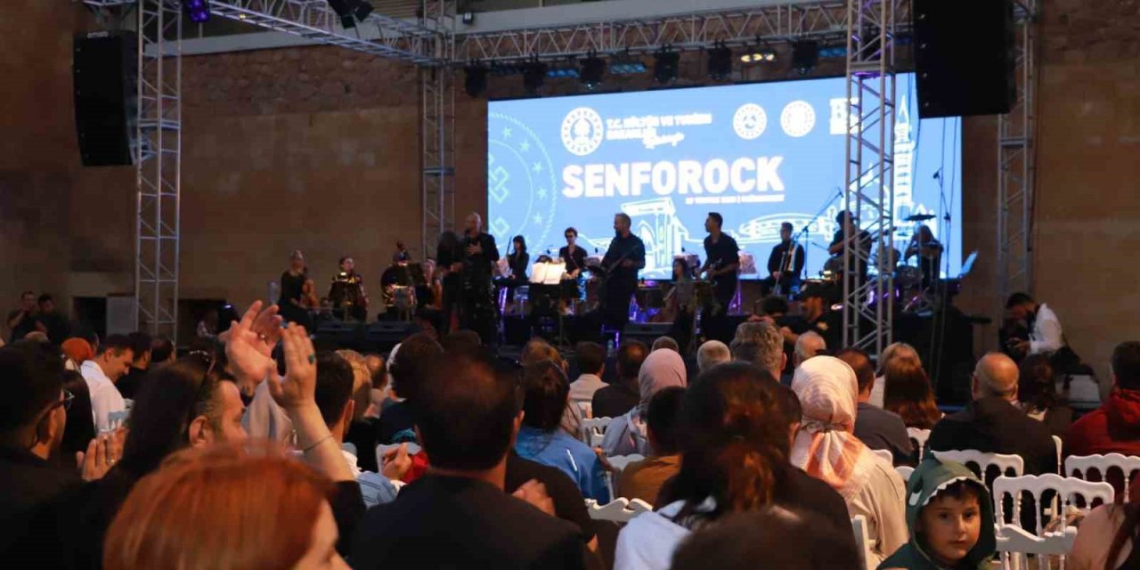 İshak Paşa Sarayı’nda binlerce kişi “Senforock” konseri ile kendinden geçti