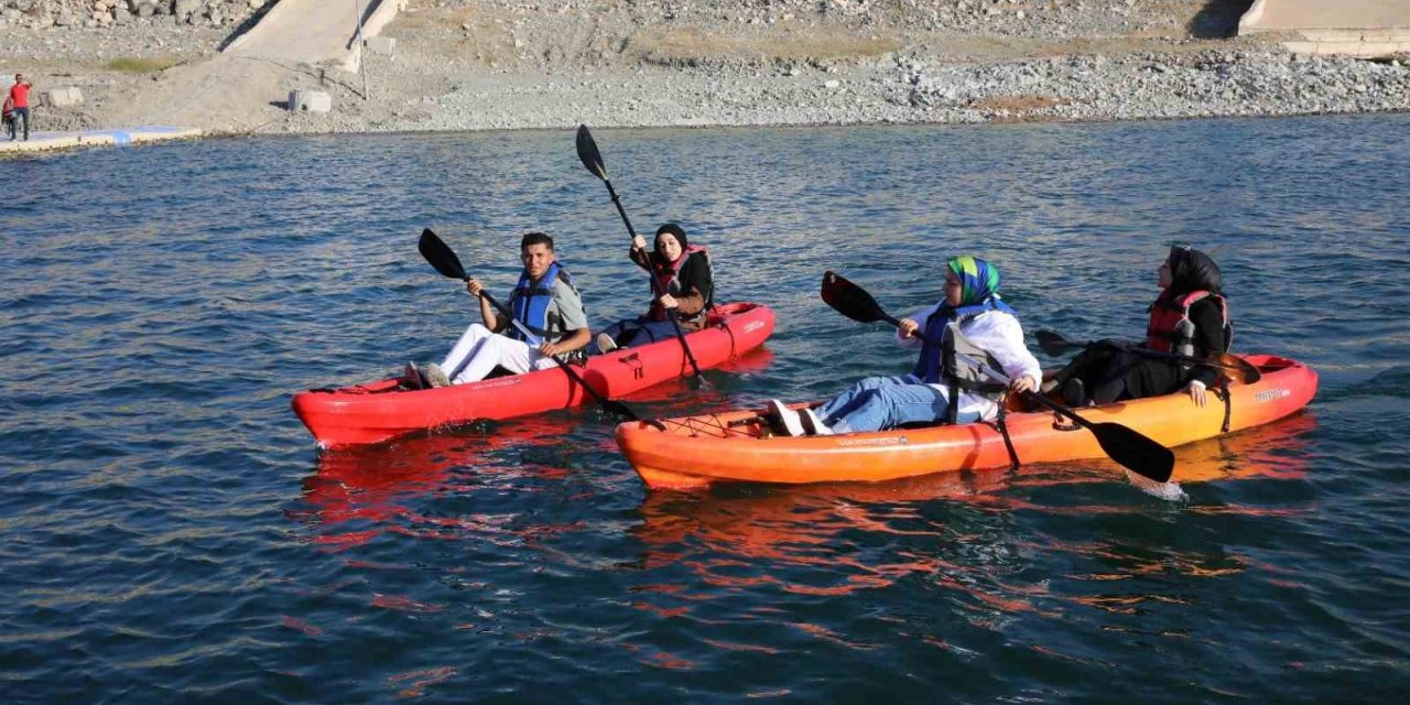 Battalgazi’de depremzede gençler için kano etkinliği