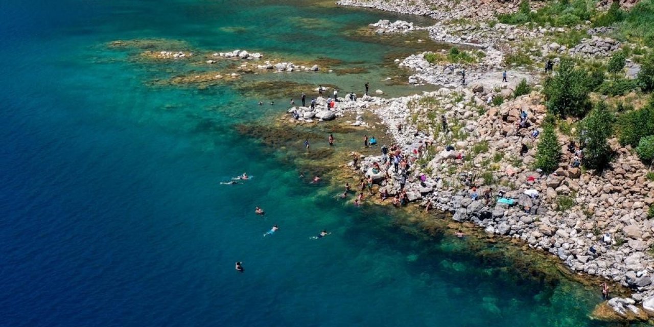 2. Van Denizi Yüzme Festivali, Nemrut Krater Gölü’nde yüzme etkinliğiyle sürüyor