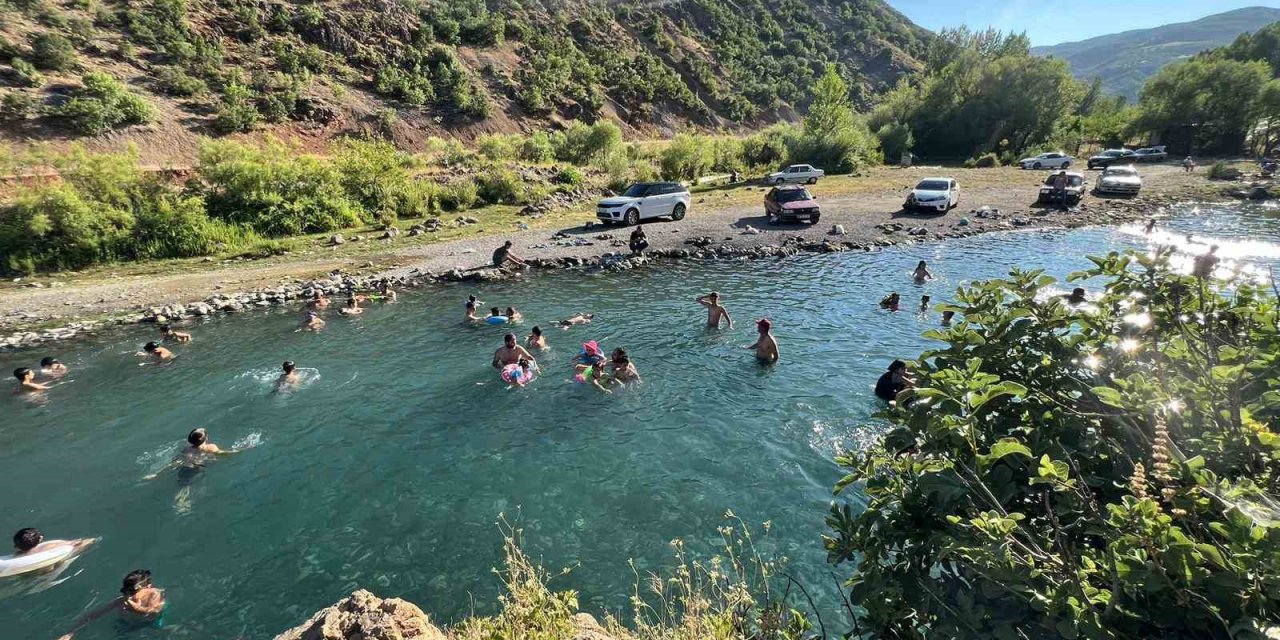 Bingöl’de sıcaktan bulananlar, gölette serinliyor