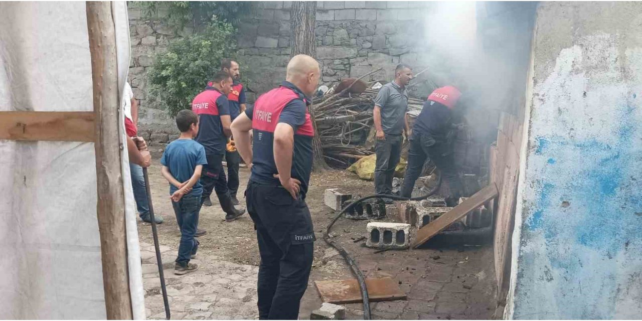 Ağrı’da ahırda çıkan yangın korkuttu