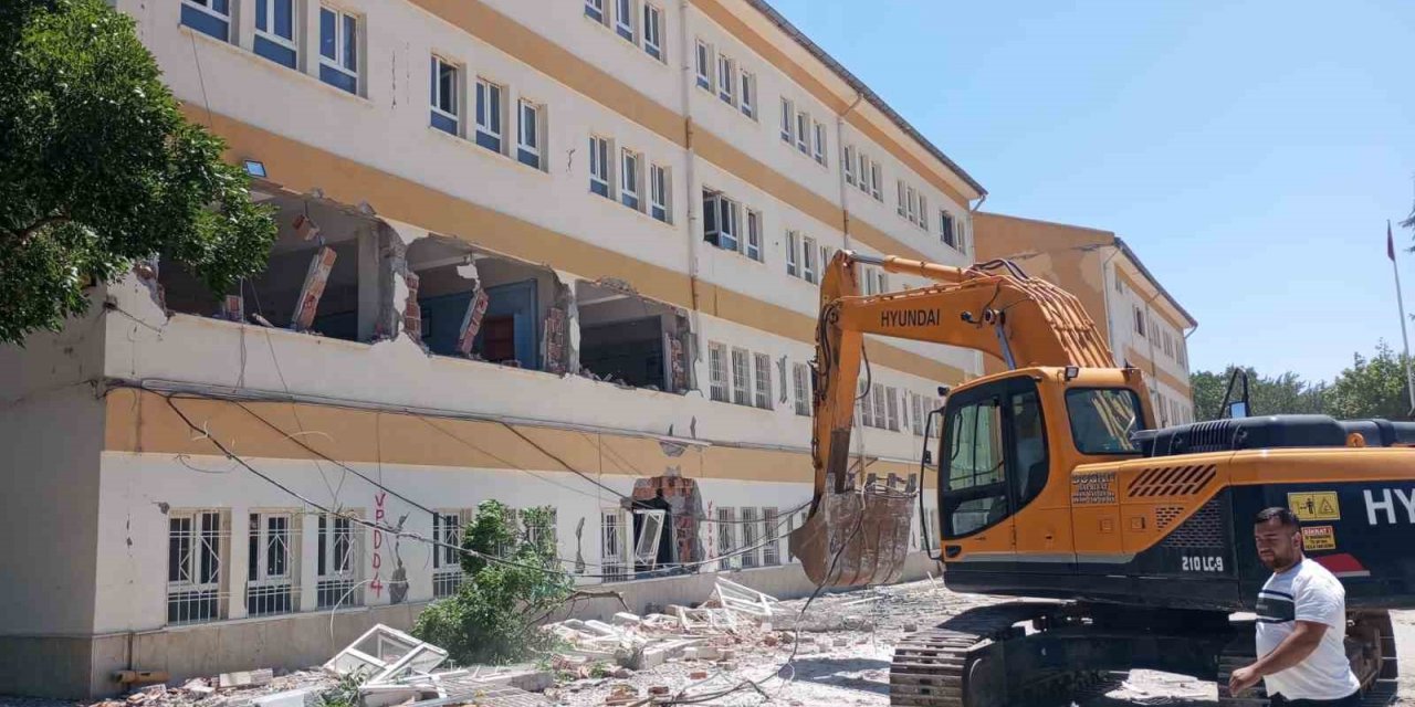 Doğanşehir’de hasarlı kamu binaları yıkılıyor