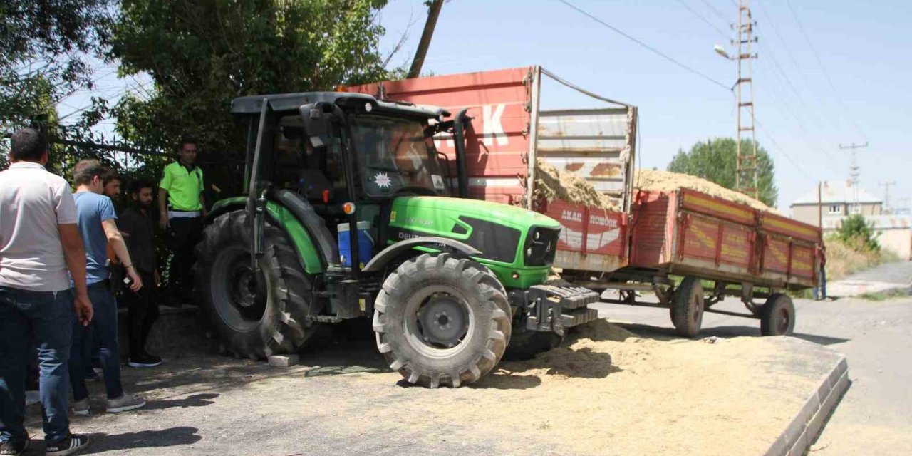 Yol kenarında bekleyenlere traktör çarptı: 1 ölü, 2 yaralı