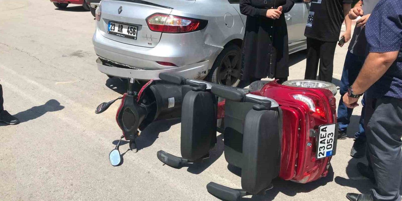 Elazığ’da elektrikli motosiklet otomobile çarptı: 1 yaralı