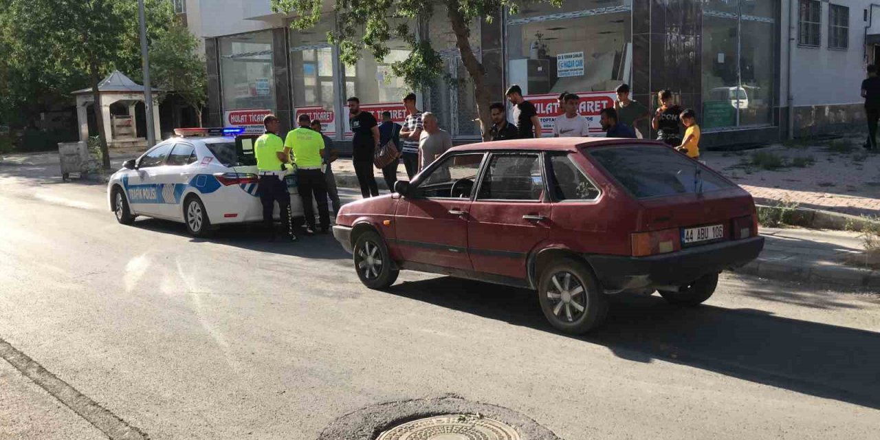 Aniden yola çıkan 3 çocuğa otomobil çarptı