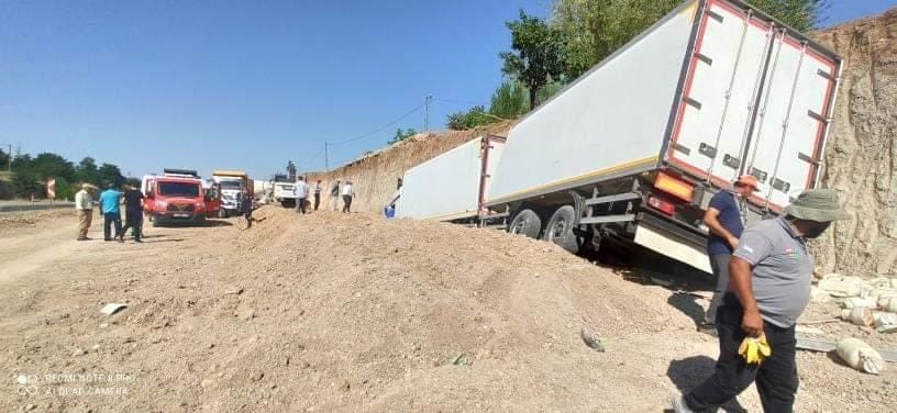 Elazığ’da tır kum birikintisine girdi: 1 yaralı