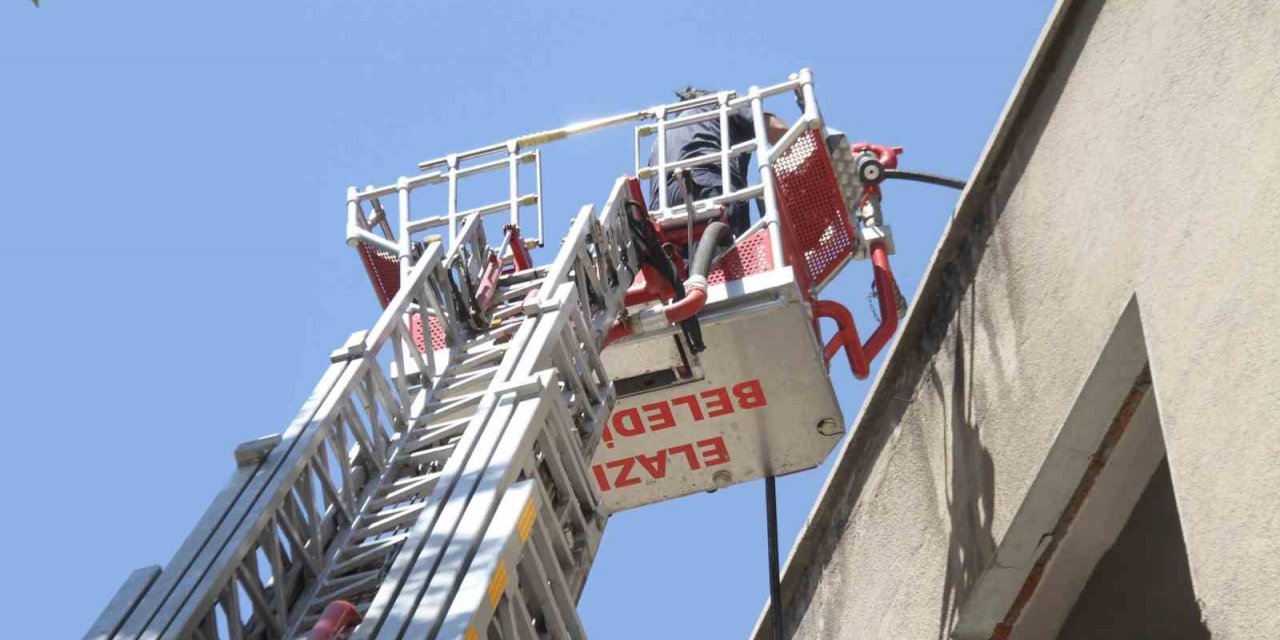 Elazığ’da metruk bina yangını