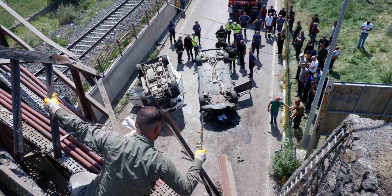 Erzurum’da iki araç köprüden uçtu, can pazarı yaşandı