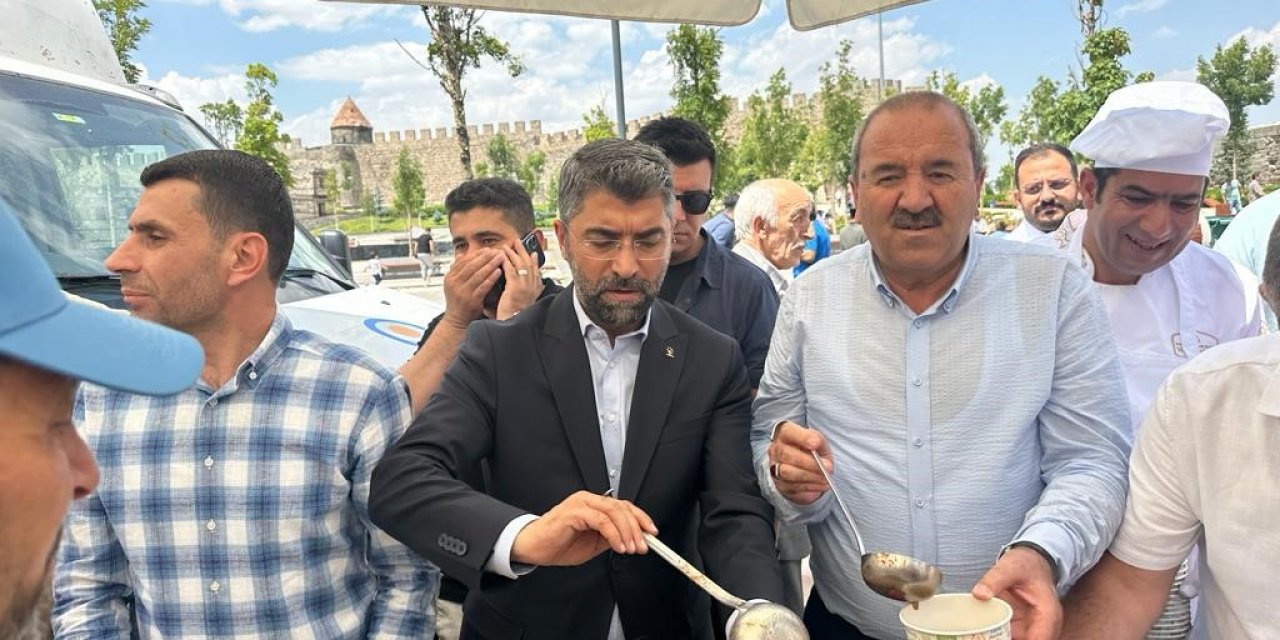 Ak Parti Erzurum İl Teşkilatı aşure dağıttı