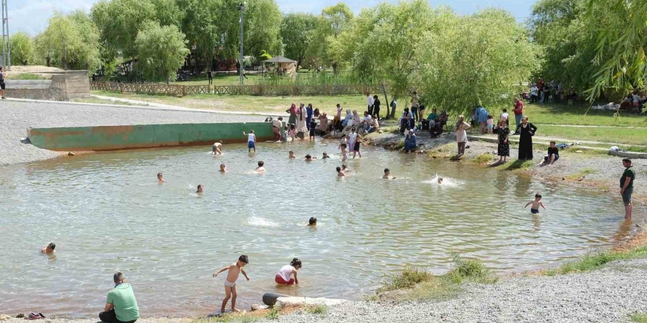 Sıcaktan bunalan vatandaşlar Ekşisu’daki havuzda serinledi