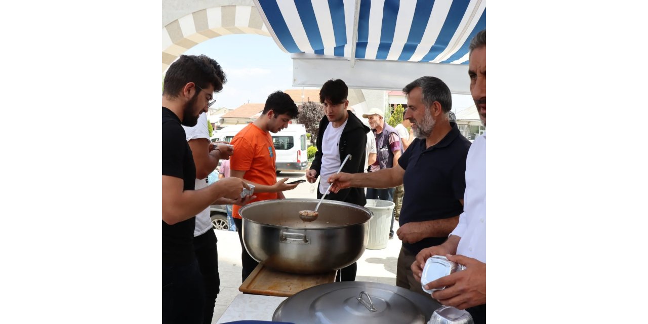 Çayırlı’da vatandaşlara aşure dağıtıldı
