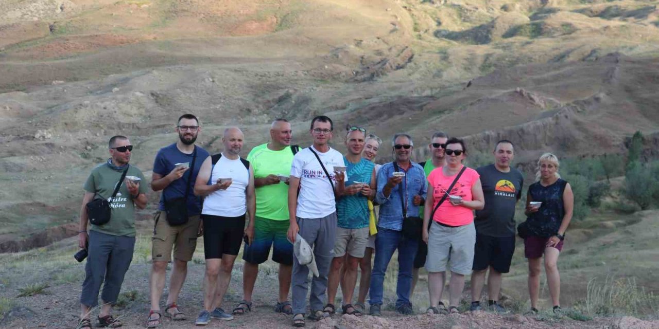 Ağrı Dağı’nda zirve yapan turistler, aşure yedi