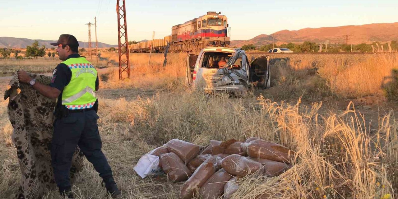 Hafif ticari araca tren çaptı: Yaralı sürücü canının yerine taşıdığı kaçak tütünü saklamanın derdine düştü