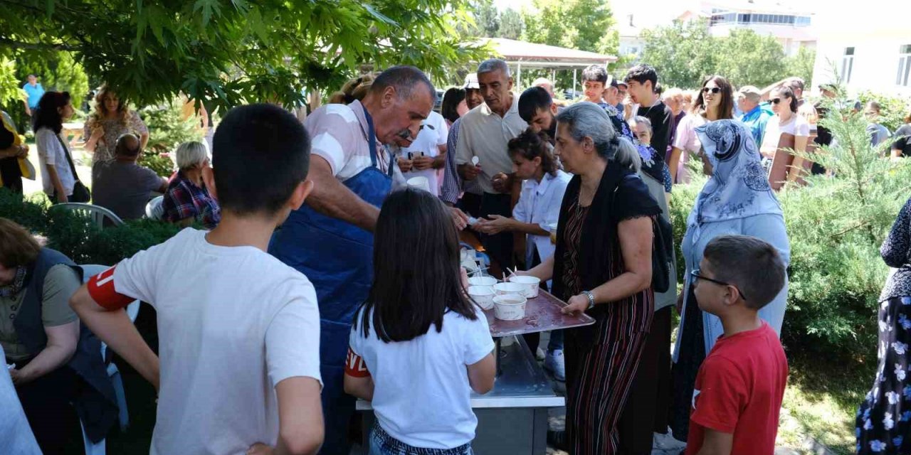 Erzincan’da 6 bin kişilik aşure ikramı