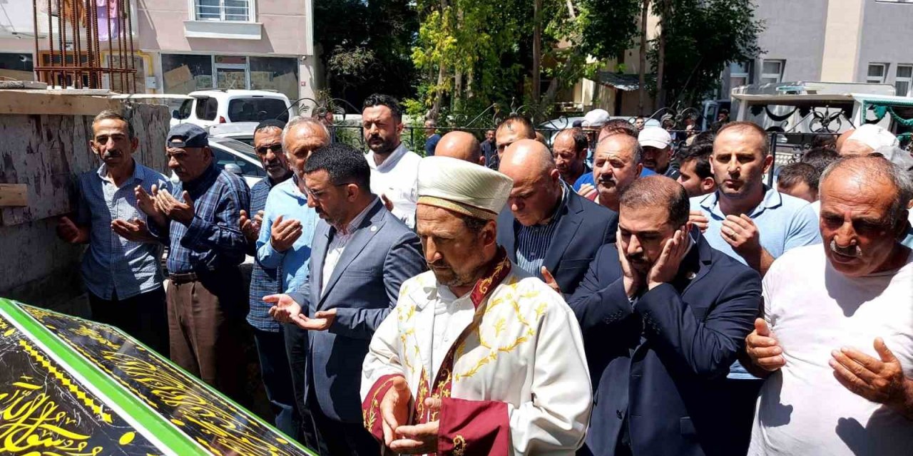 Sarıkamış'ta kazada hayatını kaybedenler toprağa veriliyor