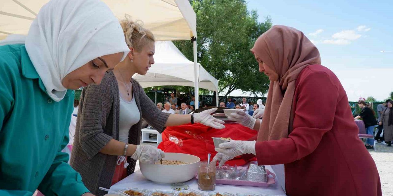 Sevgi evinde aşure coşkusu