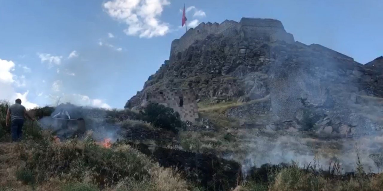 Kars Kalesi’nin etrafındaki otları ateşe verdiler