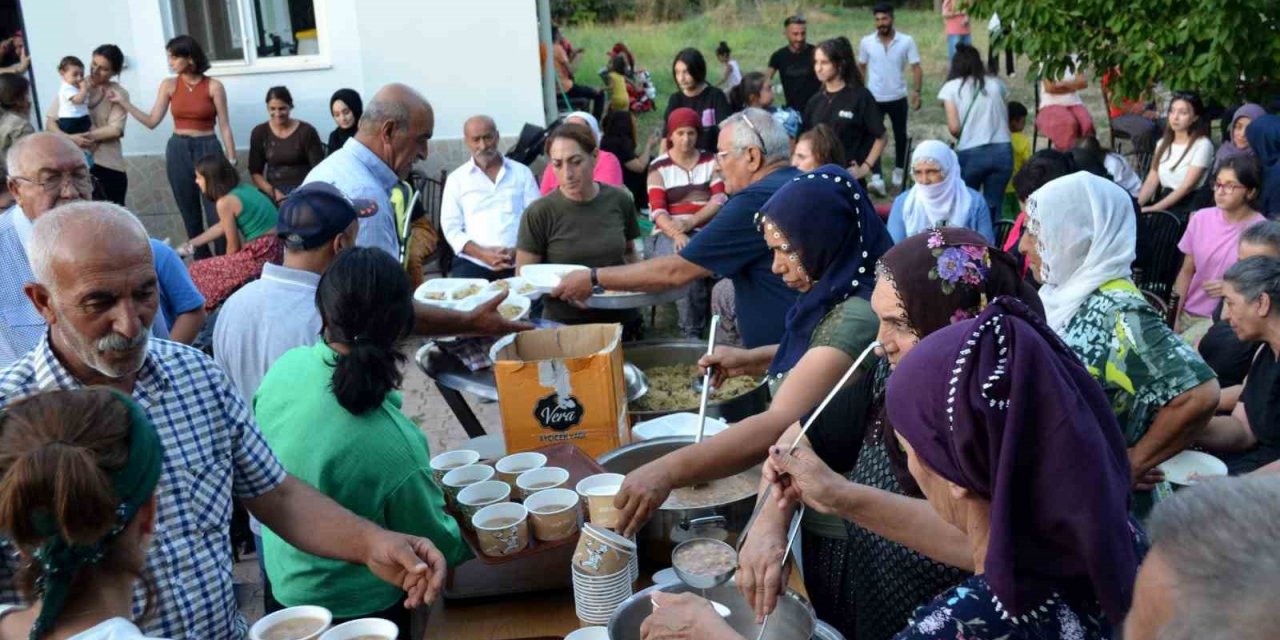 Çemişgezekte, vatandaşlara aşure dağıtıldı