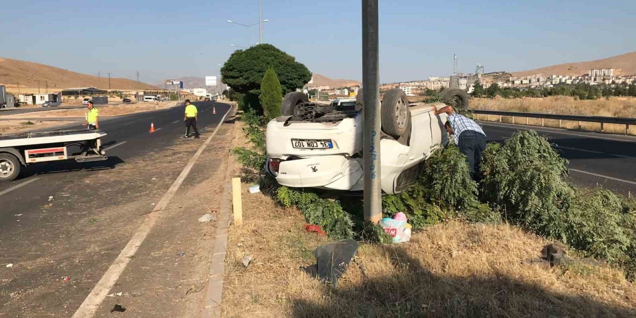 Elazığ’da aydınlatma direğine çarpan otomobil takla attı: 4 yaralı