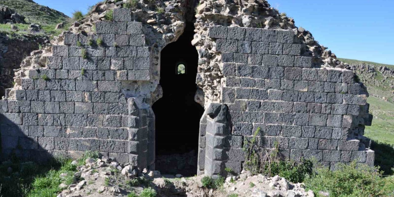 Kars’ta defineciler kilise de kazılmadık yer bırakmadı