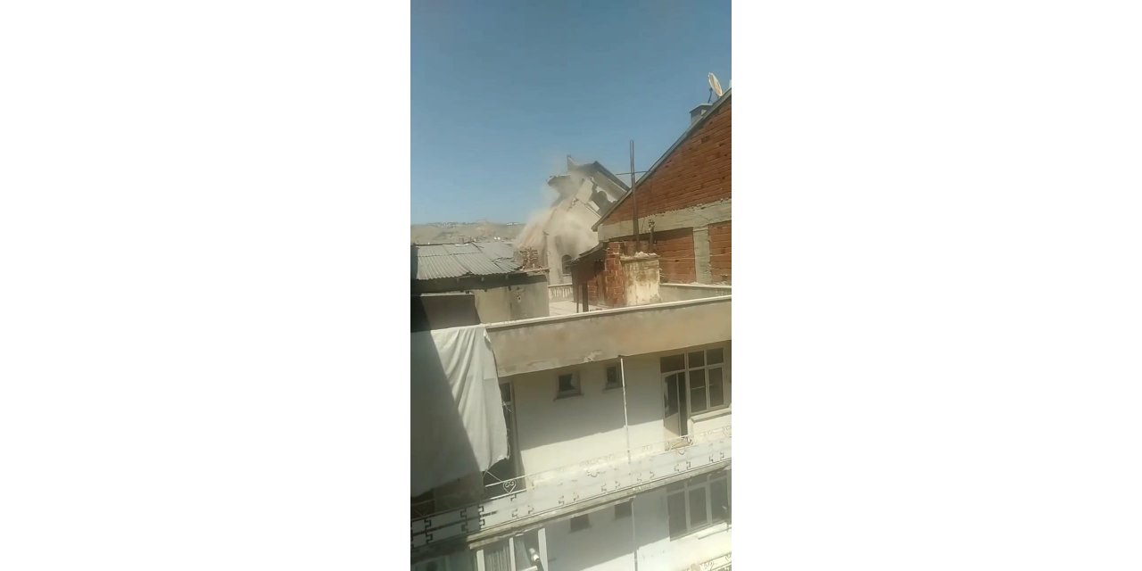 Elazığ’da ağır hasarlı bina tek dokunuşla yerle bir oldu