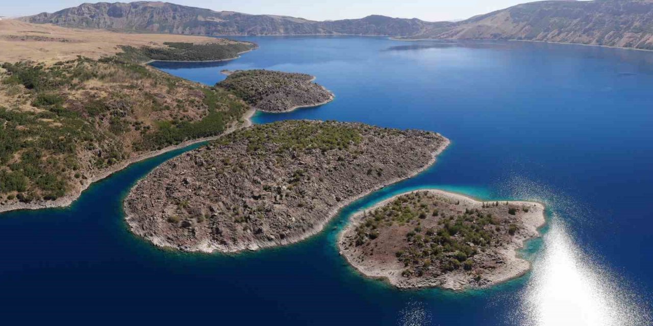 Nemrut kalderasının eşsiz doğası görsel şölen oluşturuyor