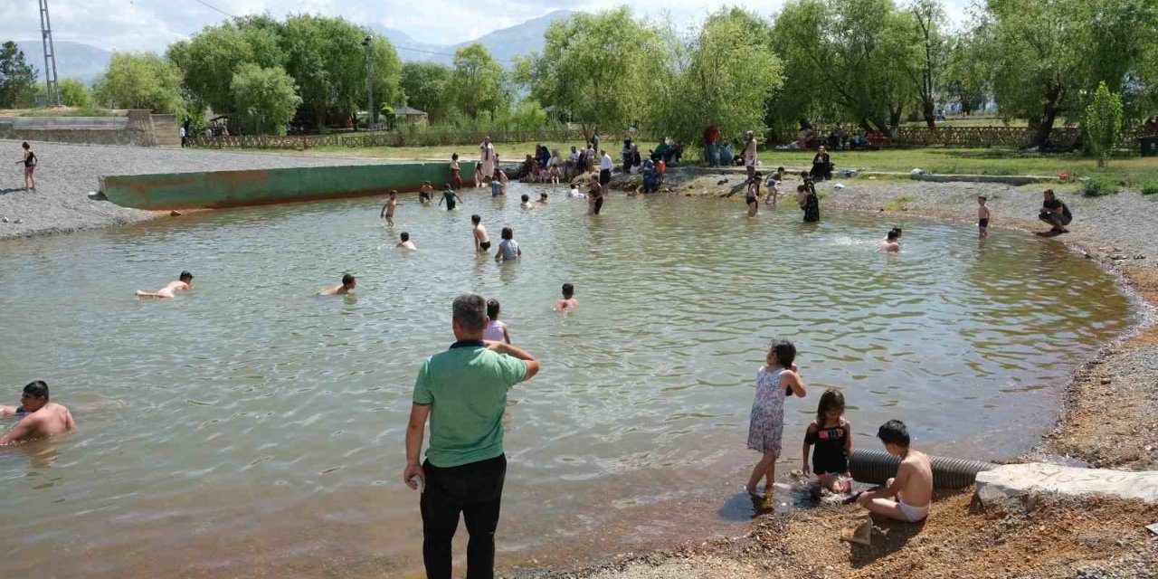 Sıcaktan bunalan çocuklar havuzda serinledi