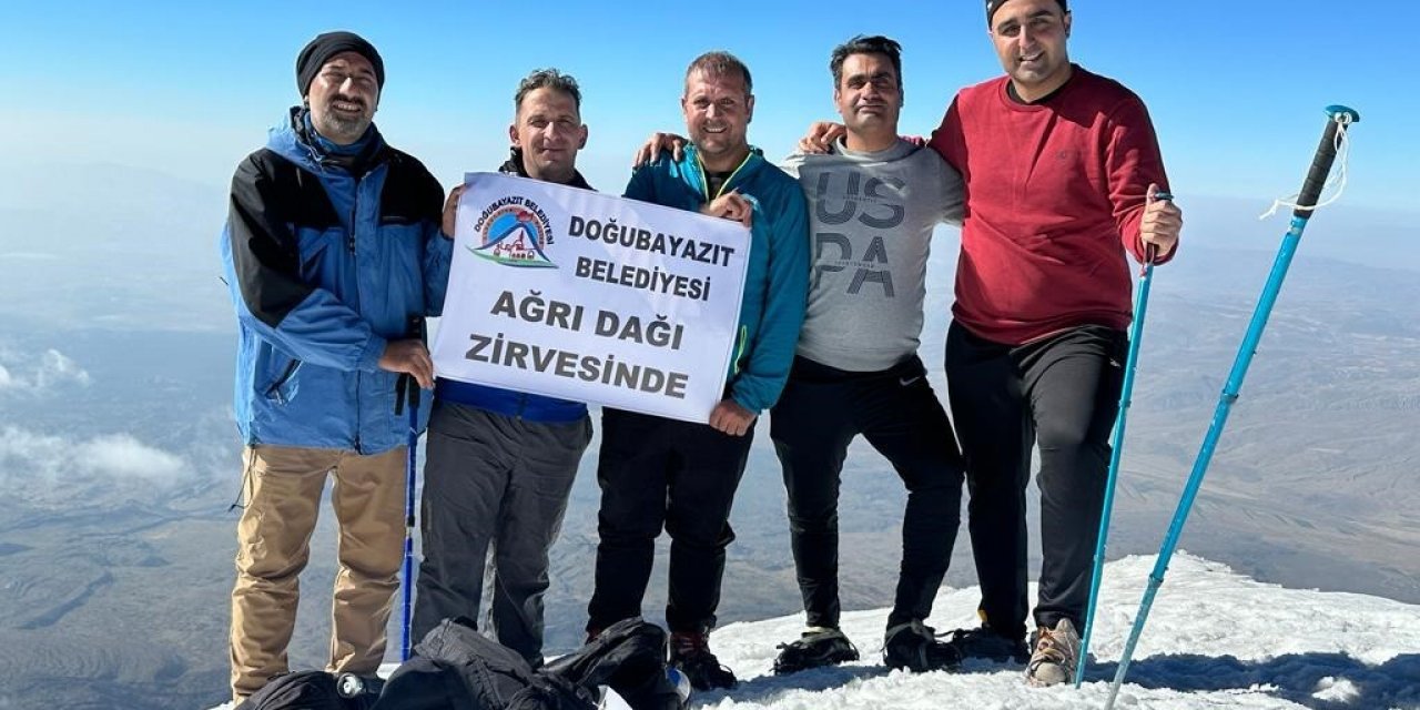 Belediye personellerinden Ağrı Dağı zirvesi