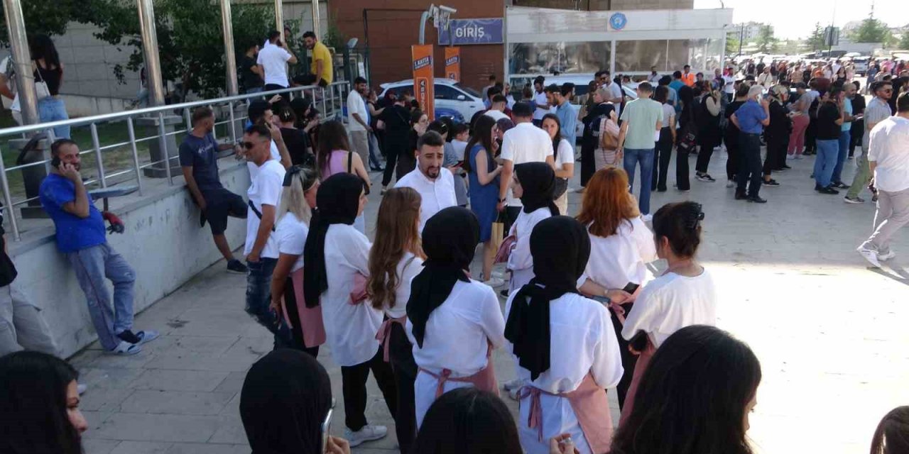 Malatya’da iki depremin ardından vatandaşlar sokağa döküldü