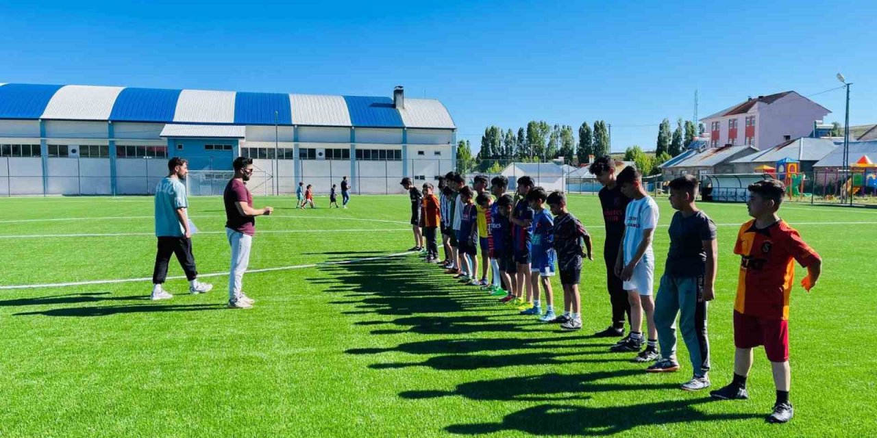 Ağrı’da GSB Spor Okulları projesi kapsamında öğrencilere spor eğitimi veriliyor