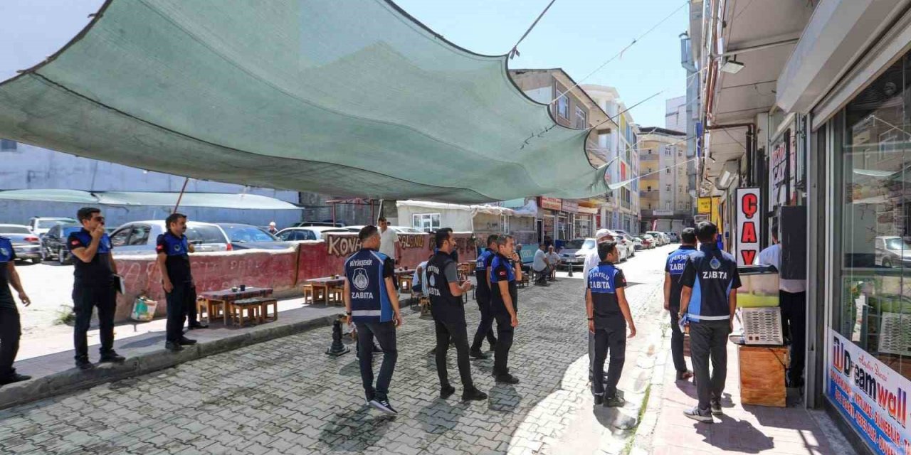 Van Büyükşehir zabıtası kaldırım işgali denetimi yaptı