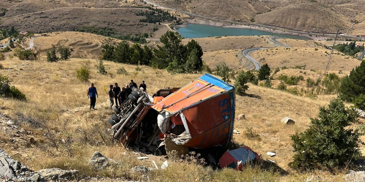 Freni patlayan kamyon şarampole devrildi: 2 ölü, 2 yaralı