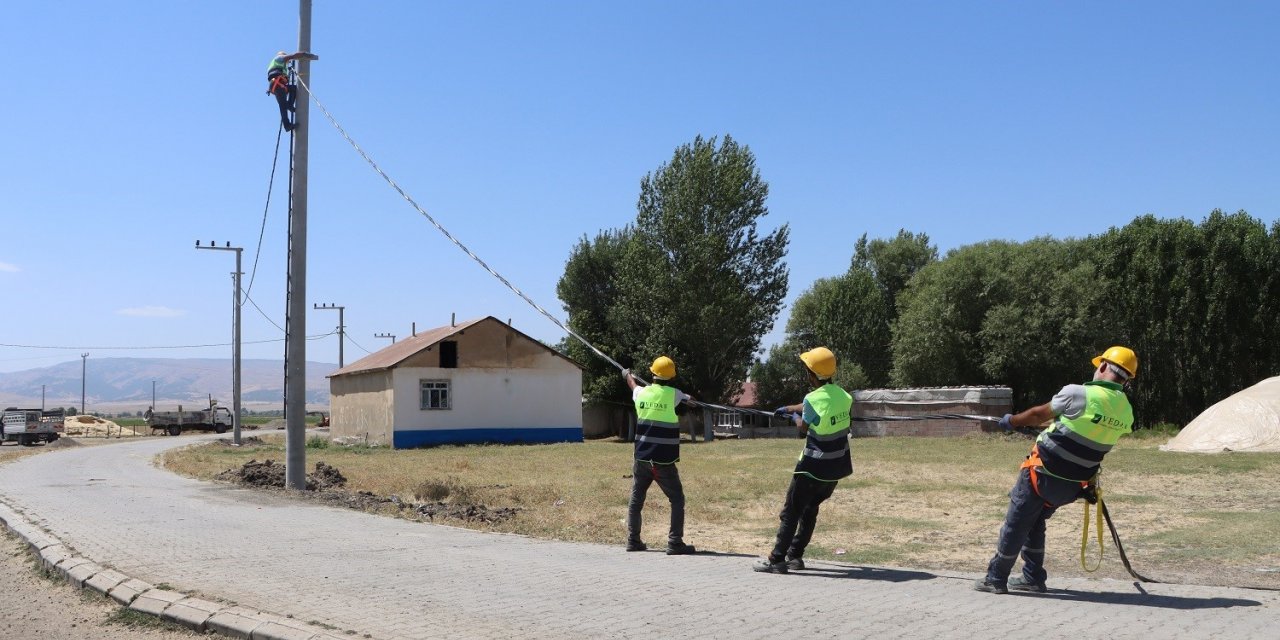 Muş’ta eski elektrik şebekesi yenileniyor