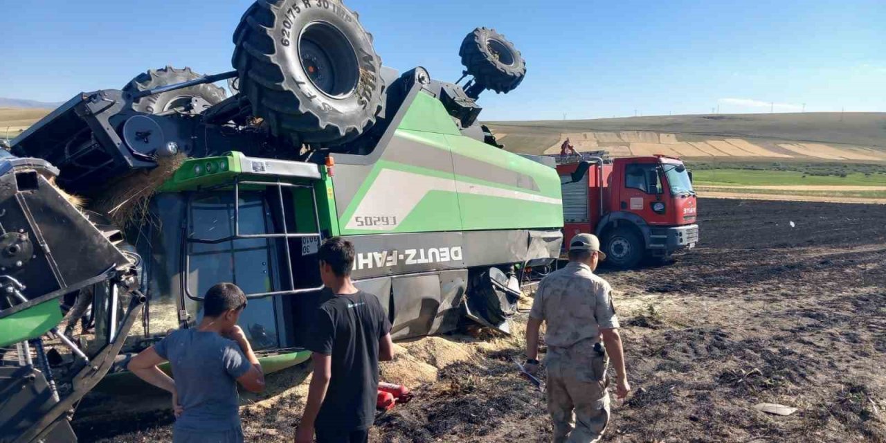 Kars’ta yangın çıkan biçerdöver devrildi